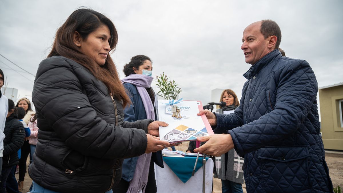 En Tupungato entregó las llaves y los títulos de propiedad el intendente Gustavo Soto.