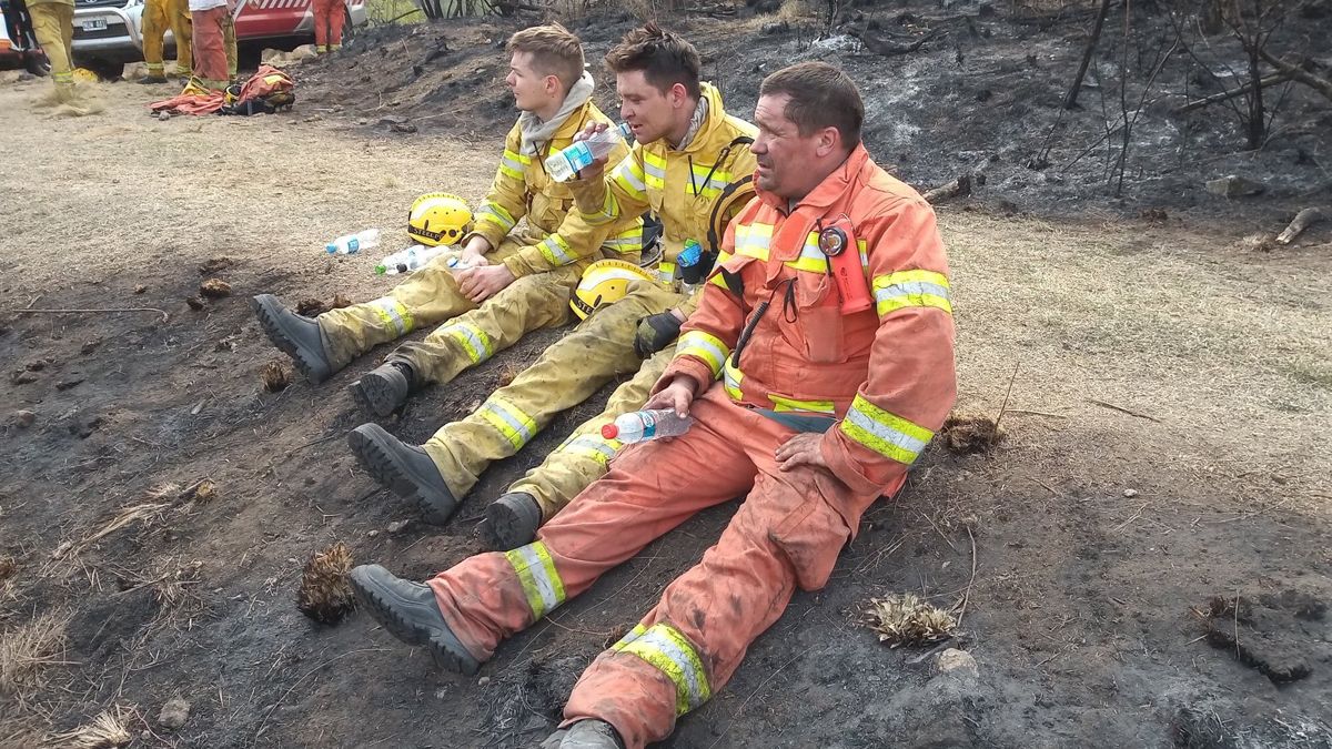 Es poco el descanso que pueden tomar los Bomberos, de las distintas dotaciones que están combatiendo los focos de incendio en Córdoba. 
