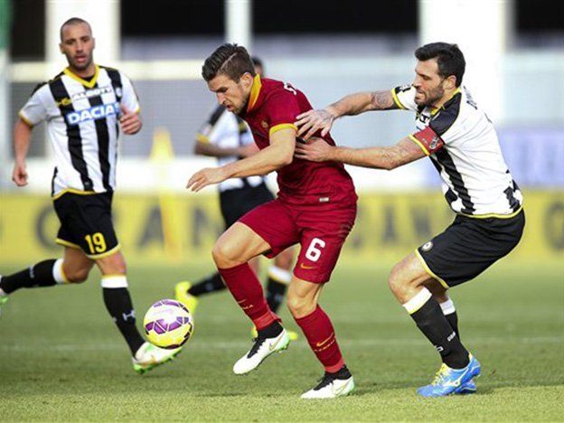 Con un gol polémico, la Roma le pisa los talones a Juventus