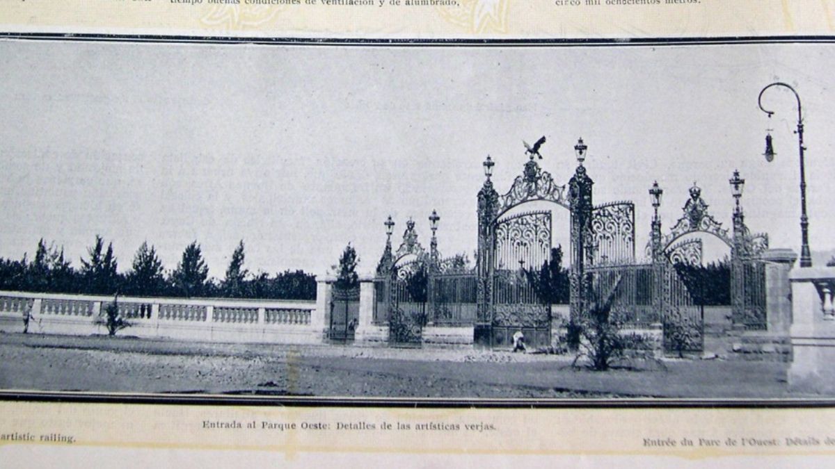 Vista de los Portones del Parque a poco de su inauguración, a fines del siglo XIX.