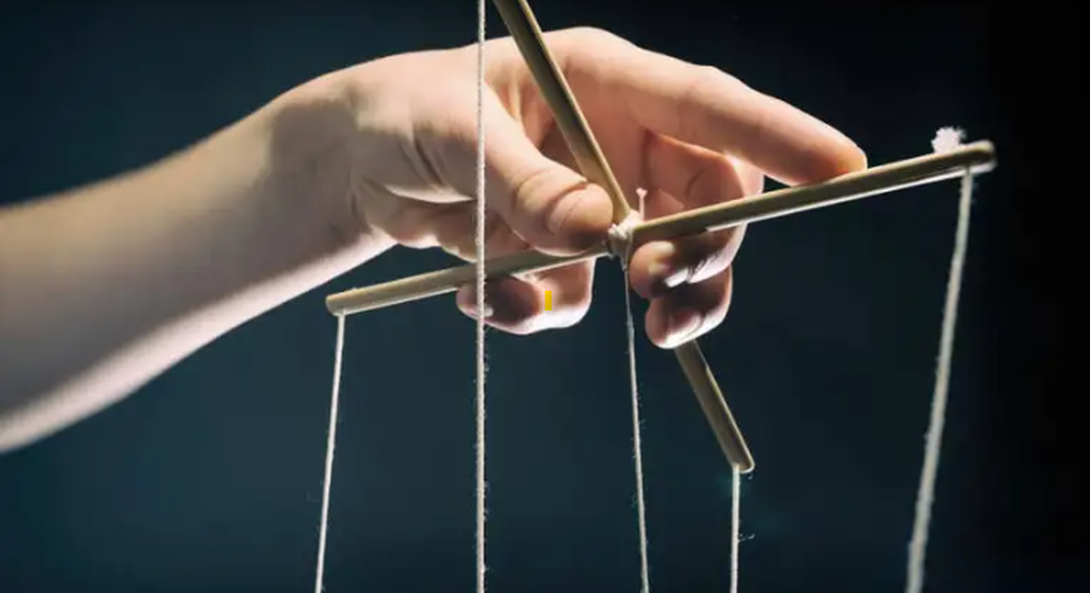 Los y las manipuladoras emocionales buscan personas altamente manipulables. No cualquiera funciona como la marioneta perfecta si no se deja poner antes los hilos. Los y las manipuladoras emocionales buscan personas altamente manipulables. No cualquiera funciona como la marioneta perfecta si no se deja poner antes los hilos.