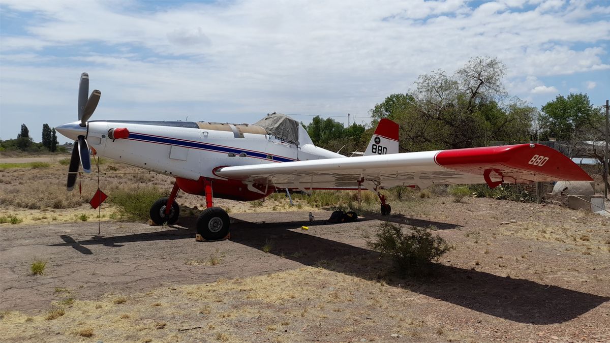 Un avión marca Air Tractor modelo AT 802 se suma al combate del fuego en Mendoza. Un avión marca Air Tractor modelo AT 802 se suma al combate del fuego en Mendoza.