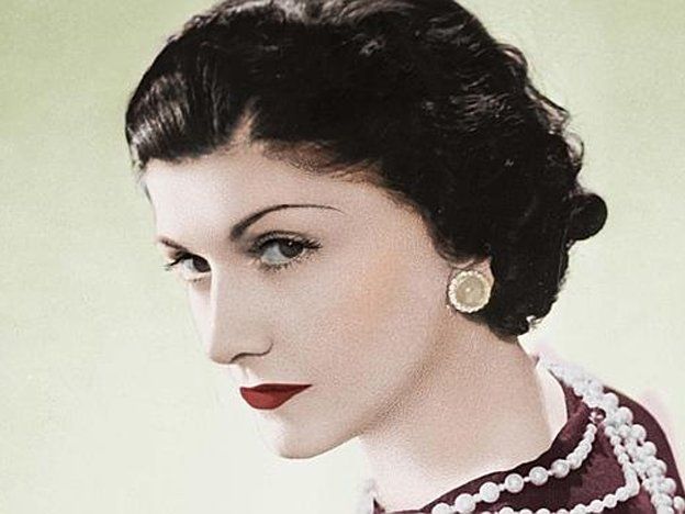 Coco Chanel, una artista que ha generado numerosas controversias por sus supuestos vínculos con el nazismo. Coco Chanel, una artista que ha generado numerosas controversias por sus supuestos vínculos con el nazismo.