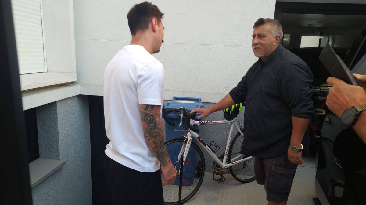 Sergio le regaló a Messi la bicicleta con la que recorrió más de 2.000km para llegar a Roma y ver al Papa Francisco.