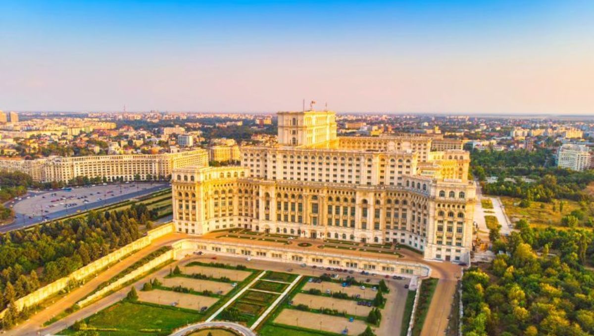 El Palacio del Parlamento es una mezcla de museo, sede administrativa y símbolo involuntario. El Palacio del Parlamento es una mezcla de museo, sede administrativa y símbolo involuntario.