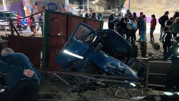 Un camión se quedó sin frenos y cayó a un zanjón en Godoy Cruz con 5 heridos