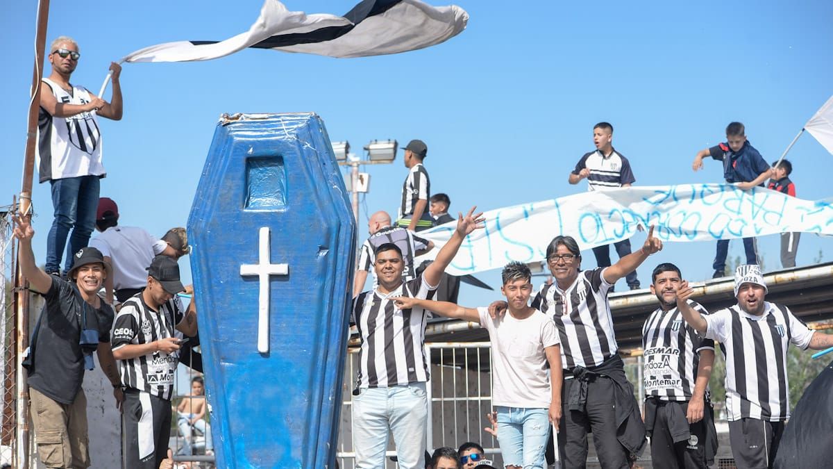 Los hinchas de Gimnasia y Esgrima coparon el Legrotaglie en el clásico ante Independiente Rivadavia.