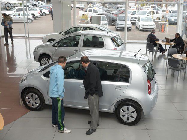 El anuncio de la rebaja impositiva que hizo Alfredo Cornejo apunta a bajar los sellos para los patentamientos de autos 0KM. El anuncio de la rebaja impositiva que hizo Alfredo Cornejo apunta a bajar los sellos para los patentamientos de autos 0KM.