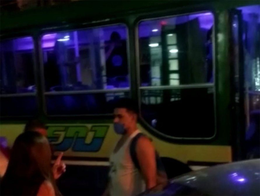 Un policía de la Ciudad de Buenos Aires se tiroteó con delincuentes en un colectivo de la línea 247 y abatió a uno. Fue entre Lomas de Zamora y Quilmes. 