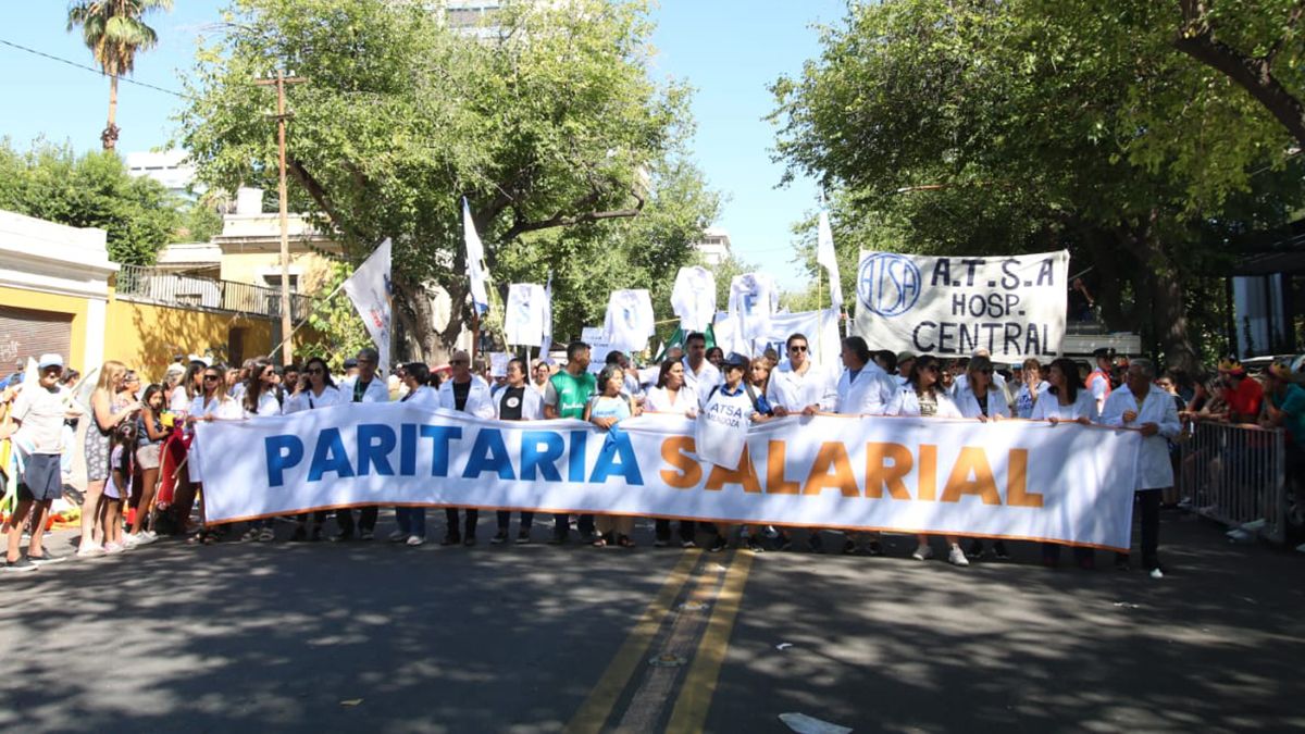 Los profesionales de la salud reclamaron por la paritaria salarial.