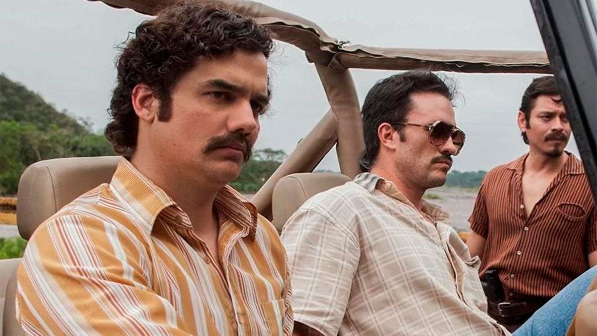 Narcos es una serie de corte policiaco, que reconstruye una época y muestra pasajes sociales y políticos colombianos (y en parte norteamericanos).