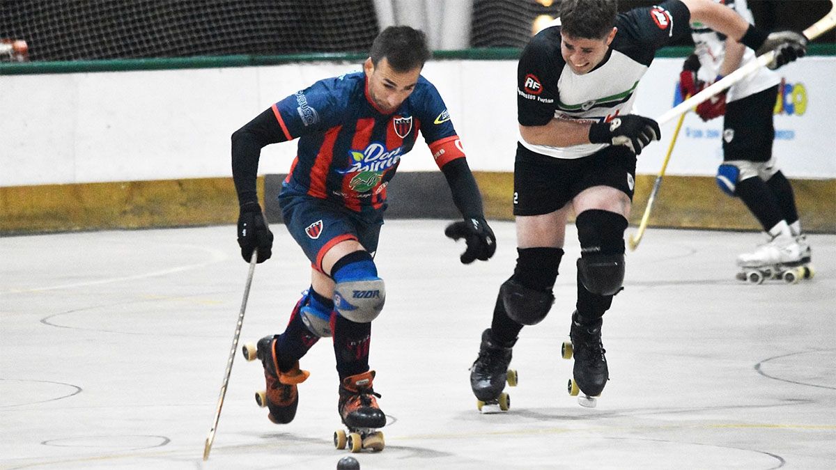 Exequiel Tamborindegui, de Talleres, lleva la bocha y Renzo de la Reta lo persigue.