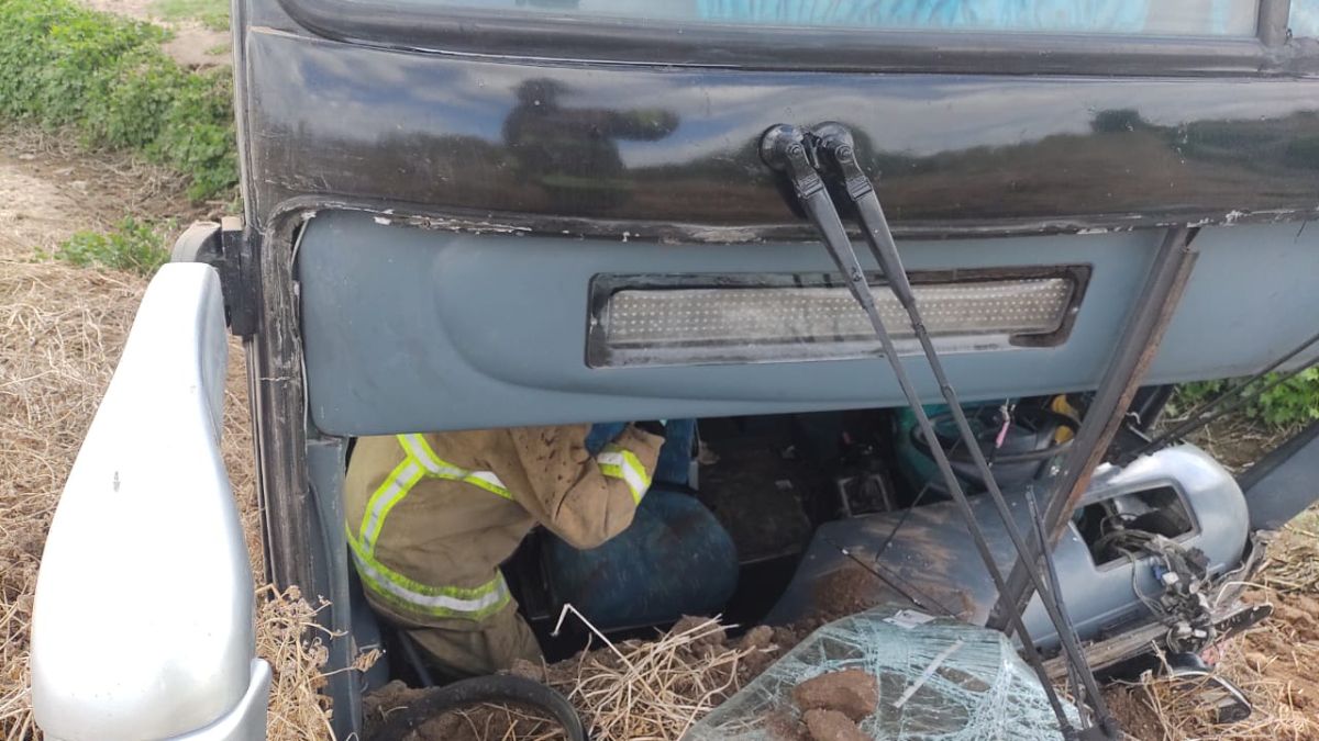 Un equipo de rescate ayudó a salir de la cabina al chofer del micro, tras quedar incrustada la unidad a la vera de la Ruta 40.