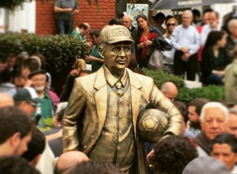 La estatua de Griguol en Ferro Carril Oeste.