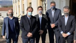 Mauricio Martin Vice presidente de Dowstream de YPF, el gobernador Rodolfo Suarez, Sergio Afronti CEO de YPF, Martín Kerchner y Pablo Gonzales Presidente de YPF, luego del anuncio de la inversión en la destilería de Luján.&nbsp;