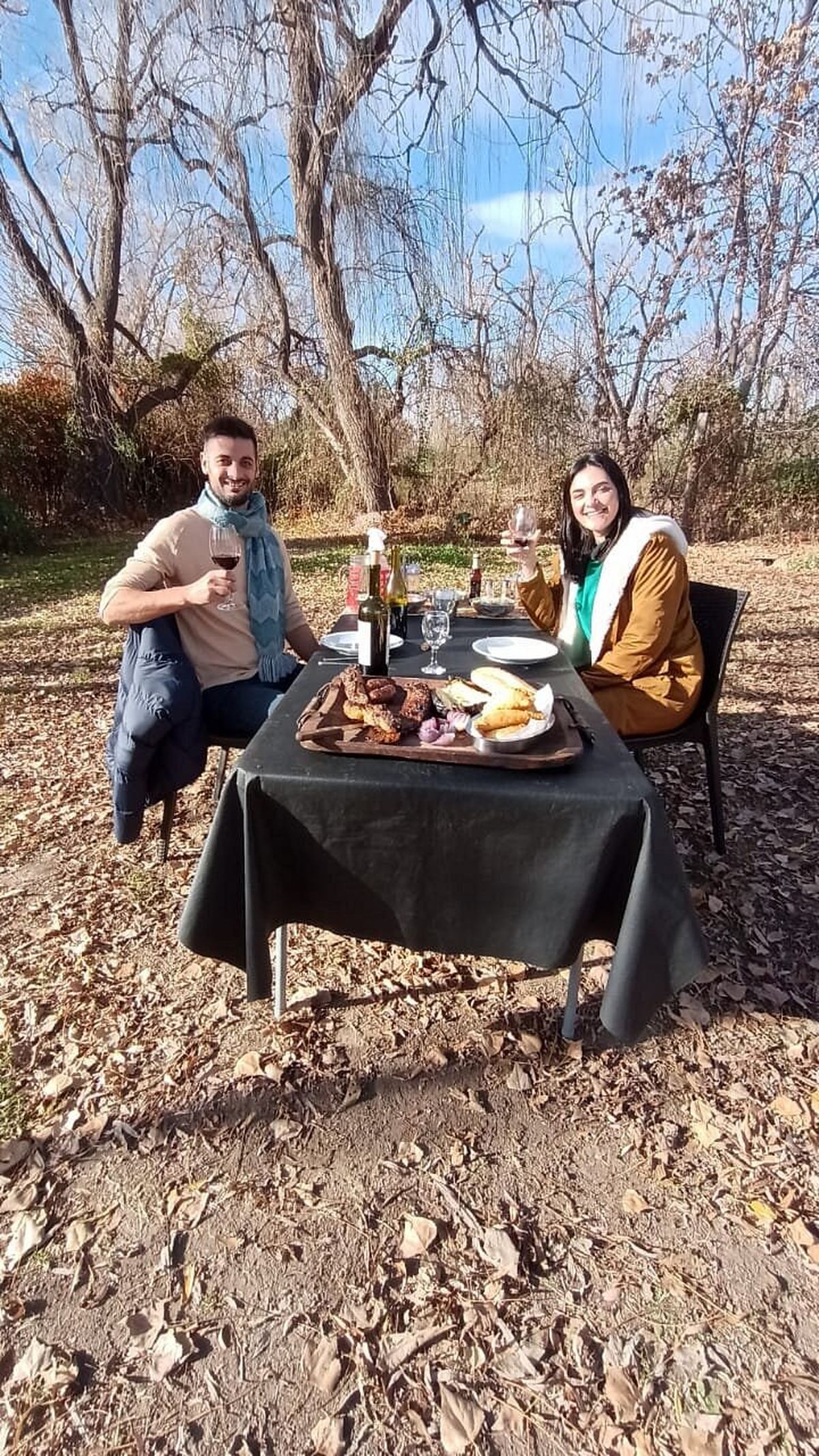 Una pareja de turistas disfruta el día en la bodega familiar De la Tierrita, ubicada en la casa de un barrio de Eugenio Bustos. Una pareja de turistas disfruta el día en la bodega familiar De la Tierrita, ubicada en la casa de un barrio de Eugenio Bustos.