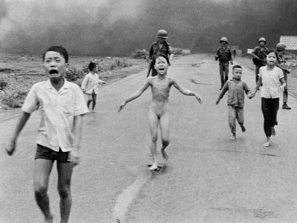 La imagen de Kim Phuc, a los 9 años, que recorrió el mundo como símbolo del horror de la guerra de Vietnam. La imagen de Kim Phuc, a los 9 años, que recorrió el mundo como símbolo del horror de la guerra de Vietnam.