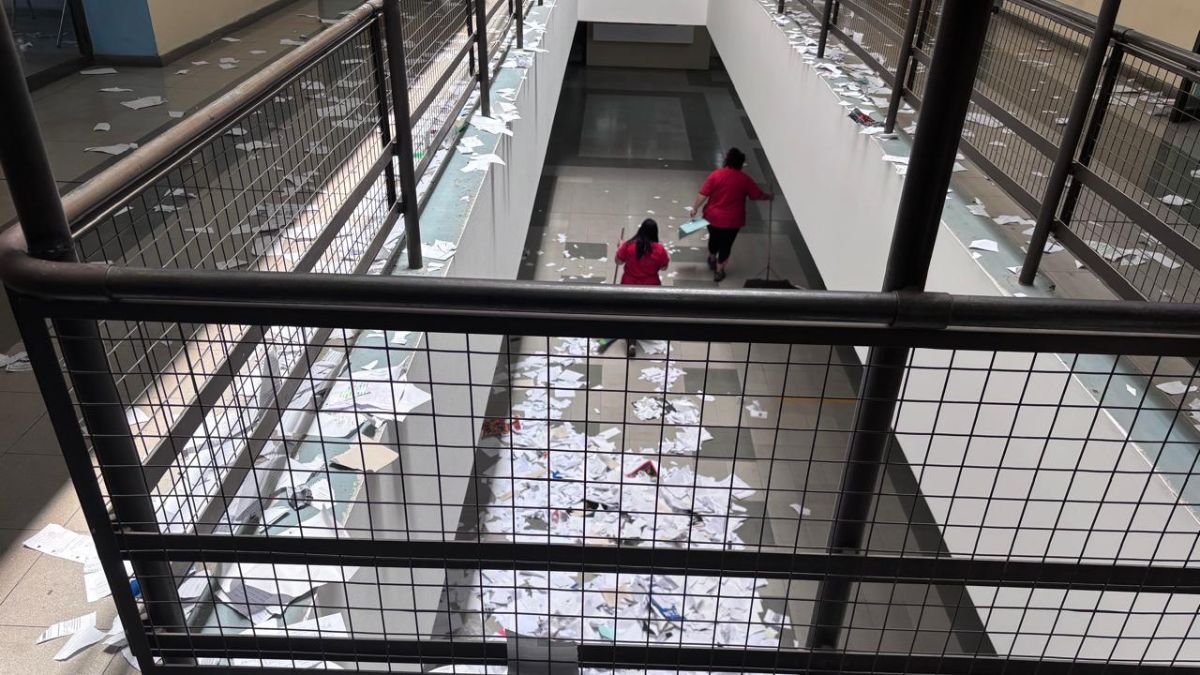 Los alumnos rompieron carpetas y también los trabajos de estudiantes universitarios. Los tendrán que pagar. Los alumnos rompieron carpetas y también los trabajos de estudiantes universitarios. Los tendrán que pagar.