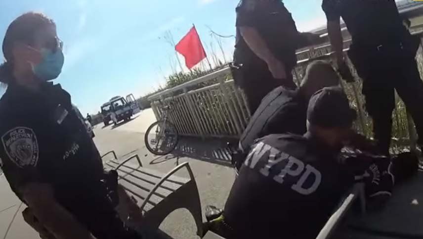 Video: suspendieron a un policía por utilizar una llave de estrangulamiento prohibida