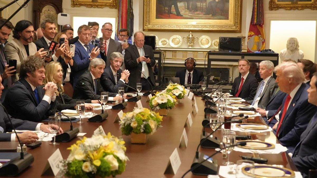 La reunión de los presidentes y sus comitivas con los periodistas acreditados en Casa Blanca. La reunión de los presidentes y sus comitivas con los periodistas acreditados en Casa Blanca.