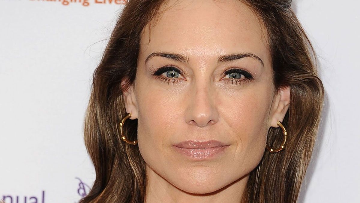 La actriz Claire Forlani interpreta a Karen en la película de Netflix.