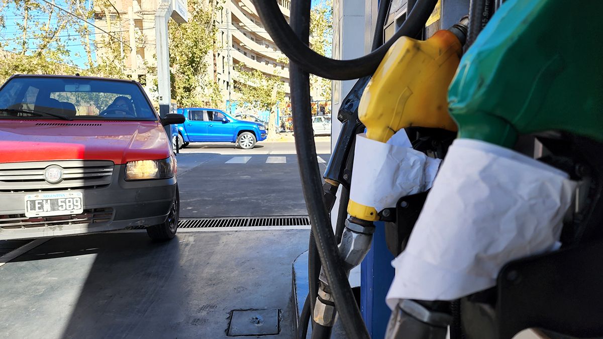 Largas colas en Mendoza para cargar nafta. La semana que viene se normalizará el abastecimiento, según indicaron las refinerías. Largas colas en Mendoza para cargar nafta. La semana que viene se normalizará el abastecimiento, según indicaron las refinerías.