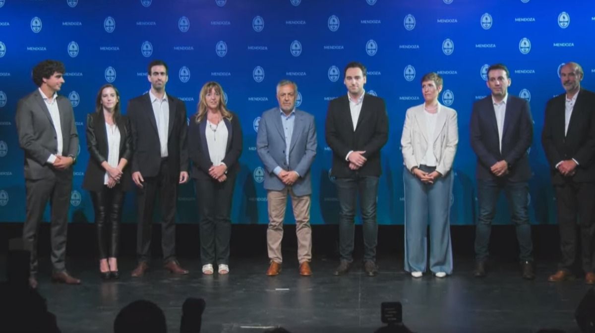 Equipo de gobierno desde el sábado 9 de diciembre: Natalio Mema (Gobierno, Infraestructura y Desarrollo Territorial), Mercedes Rus (Seguridad y Justicia), Víctor Fayad (Hacienda y Finanzas), Patricia Giménez (ProMendoza), Alfredo Cornejo, Rodolfo Montero (Salud y Deportes), Jimena Latorre (Energía y Ambiente), Tadeo García Zalazar (Educación, Cultura, Infancias y DGE) y Rodolfo Vargas Arizu (Producción). Sólo faltó Gabriela Testa (Emetur). Equipo de gobierno desde el sábado 9 de diciembre: Natalio Mema (Gobierno, Infraestructura y Desarrollo Territorial), Mercedes Rus (Seguridad y Justicia), Víctor Fayad (Hacienda y Finanzas), Patricia Giménez (ProMendoza), Alfredo Cornejo, Rodolfo Montero (Salud y Deportes), Jimena Latorre (Energía y Ambiente), Tadeo García Zalazar (Educación, Cultura, Infancias y DGE) y Rodolfo Vargas Arizu (Producción). Sólo faltó Gabriela Testa (Emetur).