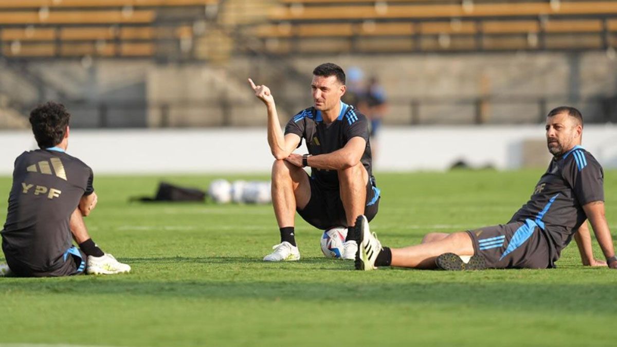 Lionel Scaloni y su cuerpo técnico tienen planes A, B, y C para armar la delantera de la Selección argentina, en caso de no tener a Messi en óptimas condiciones. Lionel Scaloni y su cuerpo técnico tienen planes A, B, y C para armar la delantera de la Selección argentina, en caso de no tener a Messi en óptimas condiciones.