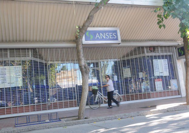 Pánico en ANSES cuando una chica entró con un cuchillo a los gritos