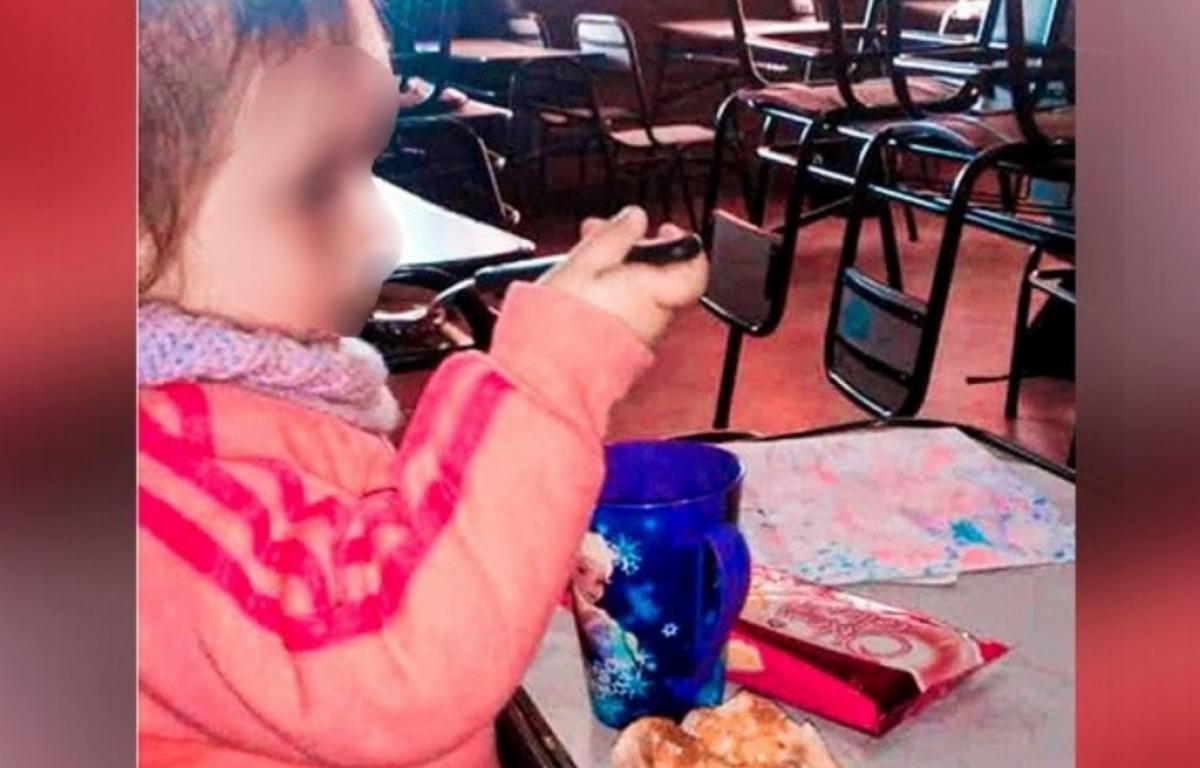 Mamá a sus 17 años asiste a clase con su hija para no perder el año lectivo.&nbsp;