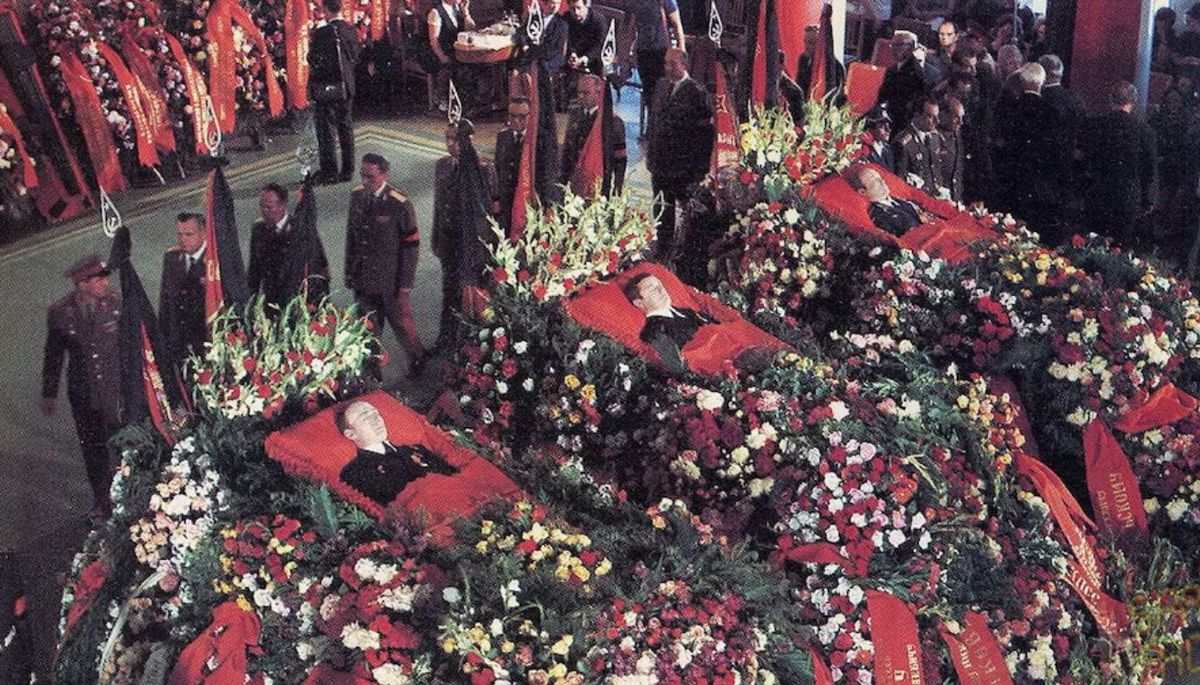 Volkov, Dobrovolski y Patsáyev fueron enterrados en los muros del Kremlin. Volkov, Dobrovolski y Patsáyev fueron enterrados en los muros del Kremlin.