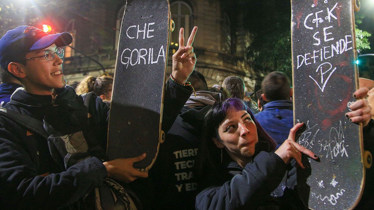 Miles de militantes se juntaron en la puerta de la casa de Cristina Kirchner en la noche del lunes y la mañana del martes para brindarle su apoyo.