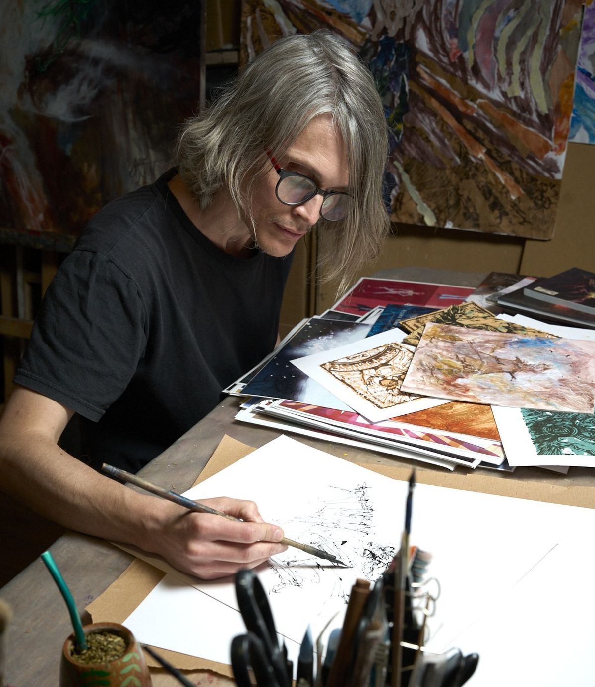 Mientras dibuja escucha música para generar esa atmósfera que le brinde una ilustración original y no un mero reflejo de la letra de una canción. Mientras dibuja escucha música para generar esa atmósfera que le brinde una ilustración original y no un mero reflejo de la letra de una canción.