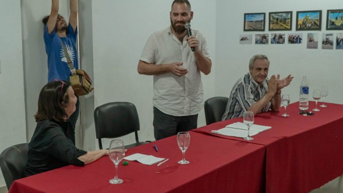 De pie, Lautaro Cruciani ante la atenta mirada de Nilda Giménez y quien dejó su cargo como secretario general del Movimiento Evita Mendoza, Luis Böhm.