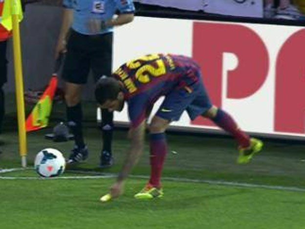 Detuvieron al hombre que le arrojó la banana a Dani Alves