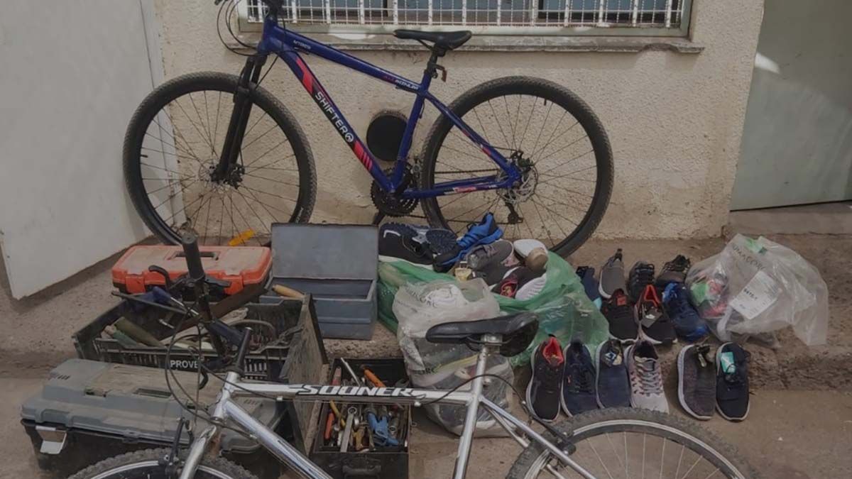 Algunos de los objetos secuestrados en los allanamientos en Maipú.