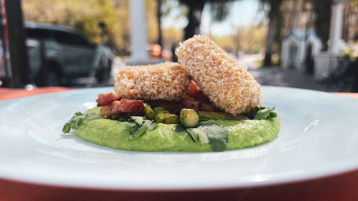 Cómo preparar Provolone crocante: la receta con puré de arvejas, espárragos y panceta ahumada