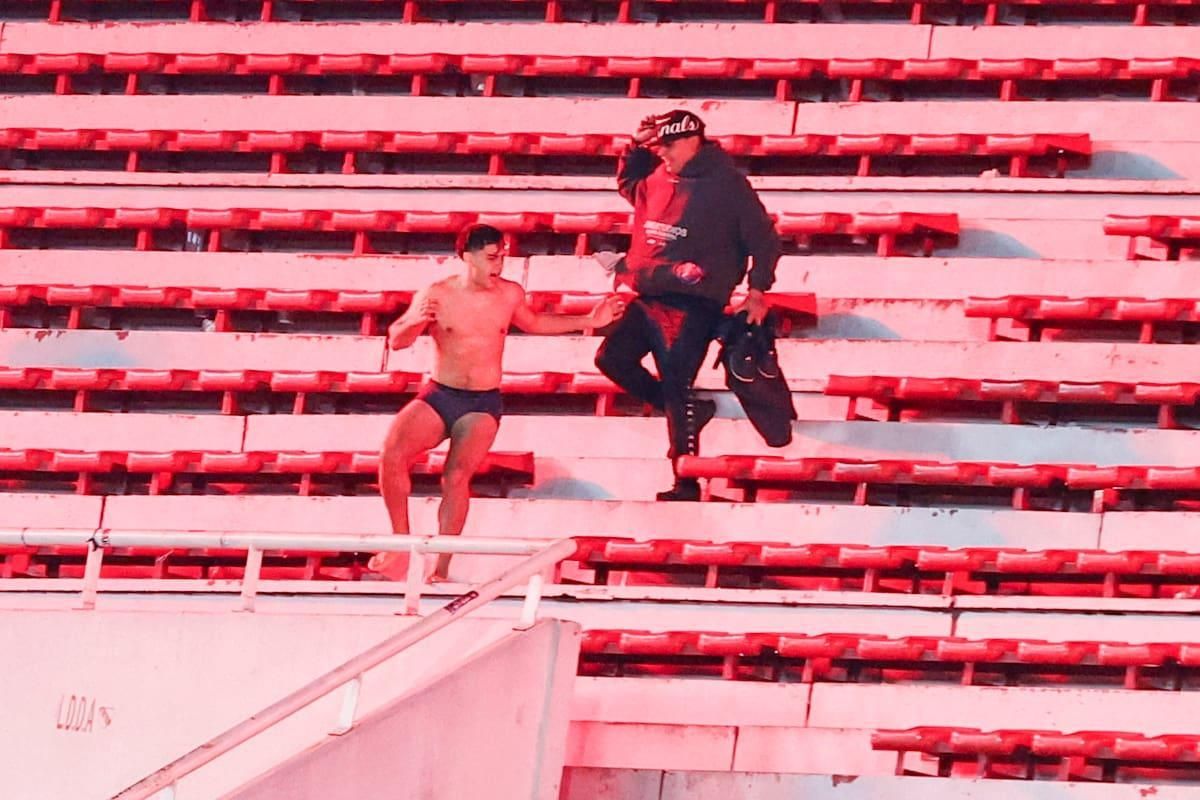 El partido fue cancelado y Conmebol tomará una decisión al respecto.