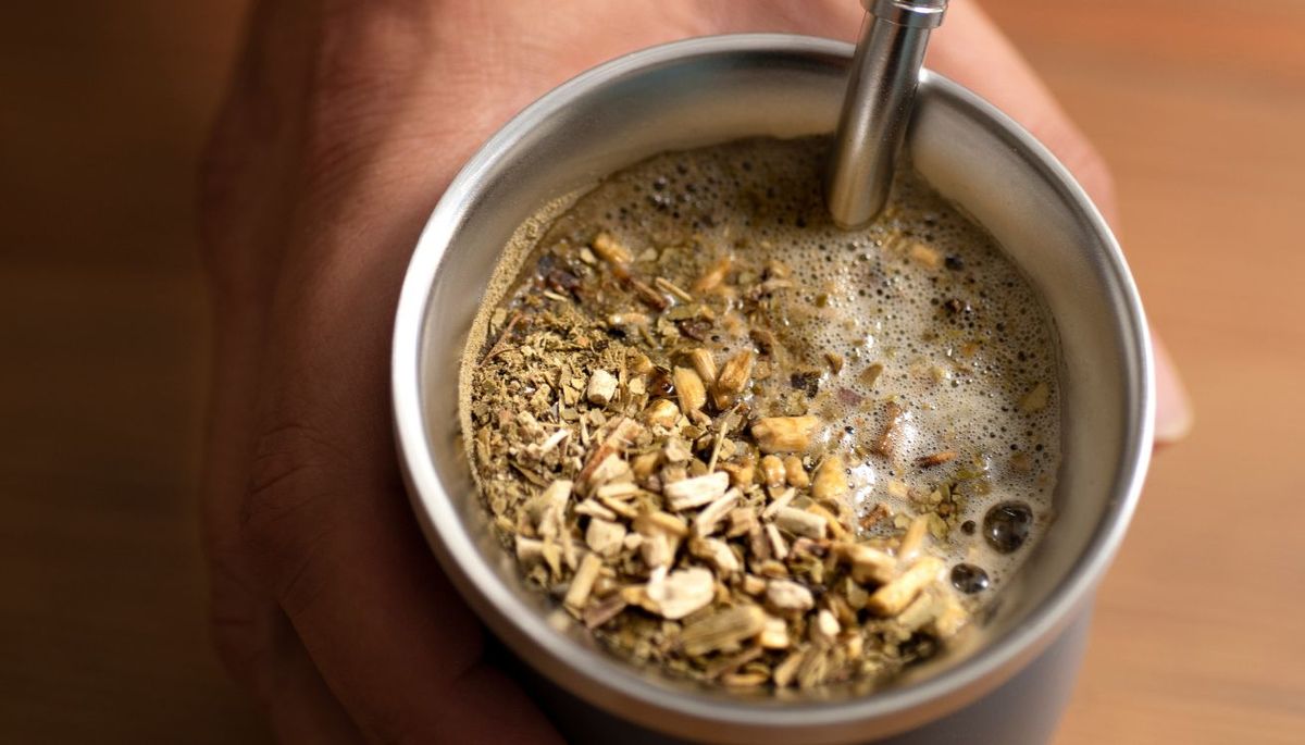 El mate es una infusión hecha de hojas secas y molidas de la planta yerba mate. Imagen: Freepik El mate es una infusión hecha de hojas secas y molidas de la planta yerba mate. Imagen: Freepik