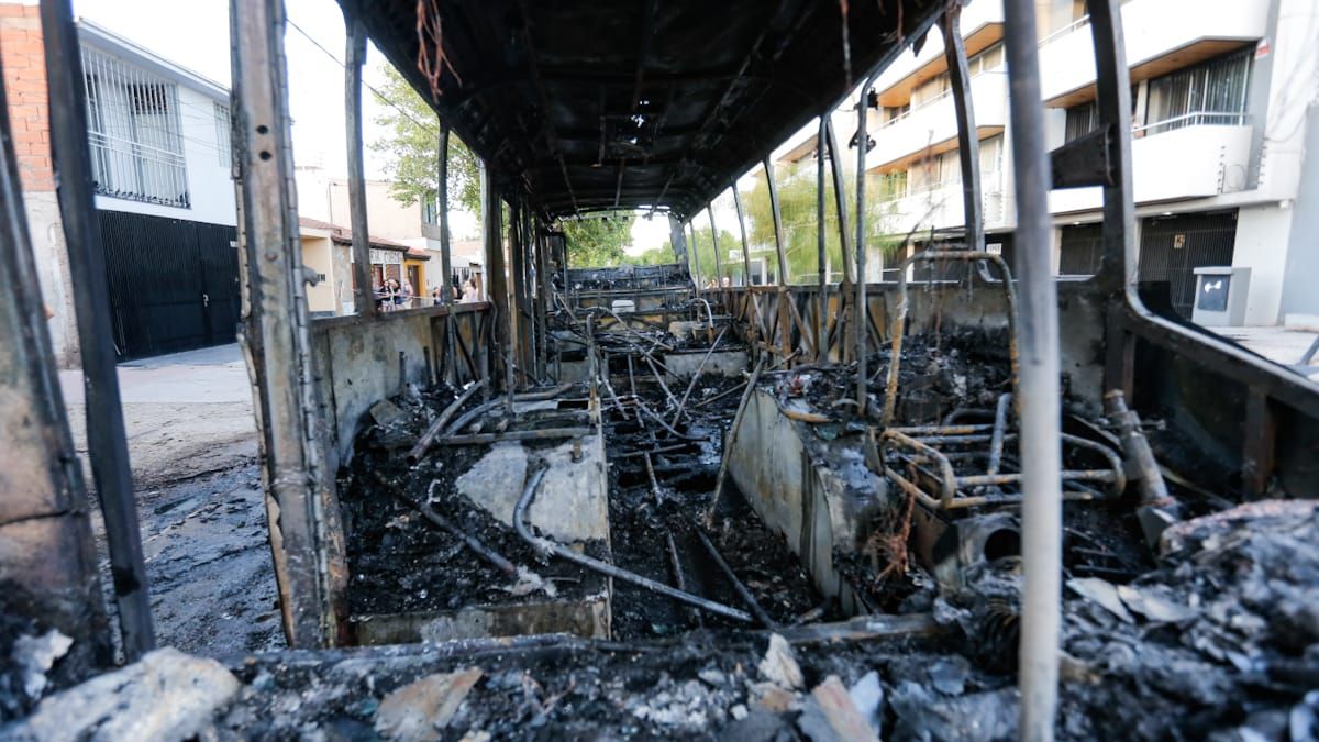 Así quedó el micro del Grupo 300 que se incendió en Dorrego. Así quedó el micro del Grupo 300 que se incendió en Dorrego.