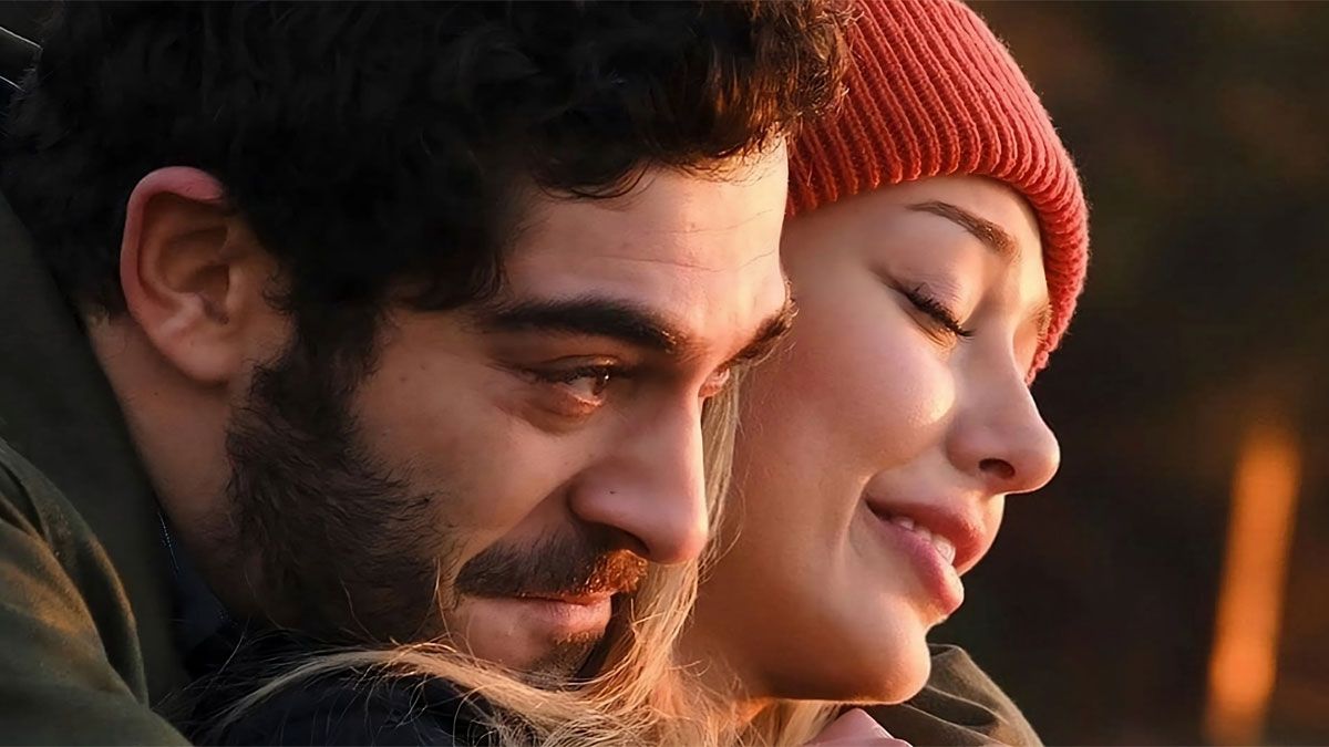Burak Deniz (Semih) y Dilan Çiçek Deniz (Defne) son los protagonistas principales de esta película de Netflix