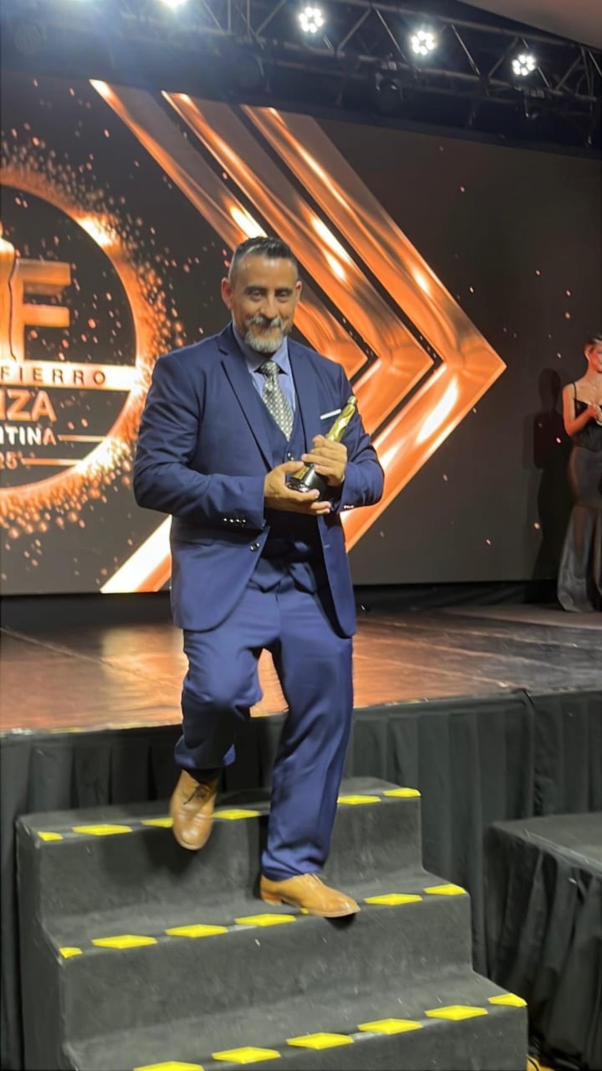 Sergio Magallanes recibi&oacute; el domingo pasado un Mart&iacute;n Fierro de la Danza por el trabajo de su escuela de vendimia Chacaymanta.