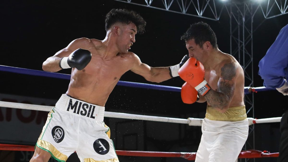 El Misil Aguilera fue efectivo desde la larga distancia sobre el coscoíno Sergio Blanco. El Misil Aguilera fue efectivo desde la larga distancia sobre el coscoíno Sergio Blanco.