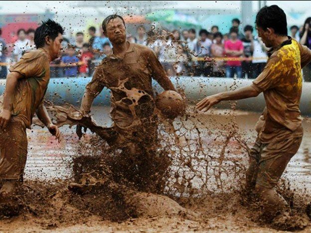 ¡Una cosa de locos! Jugaron el primer torneo Mundial de fútbol-barro