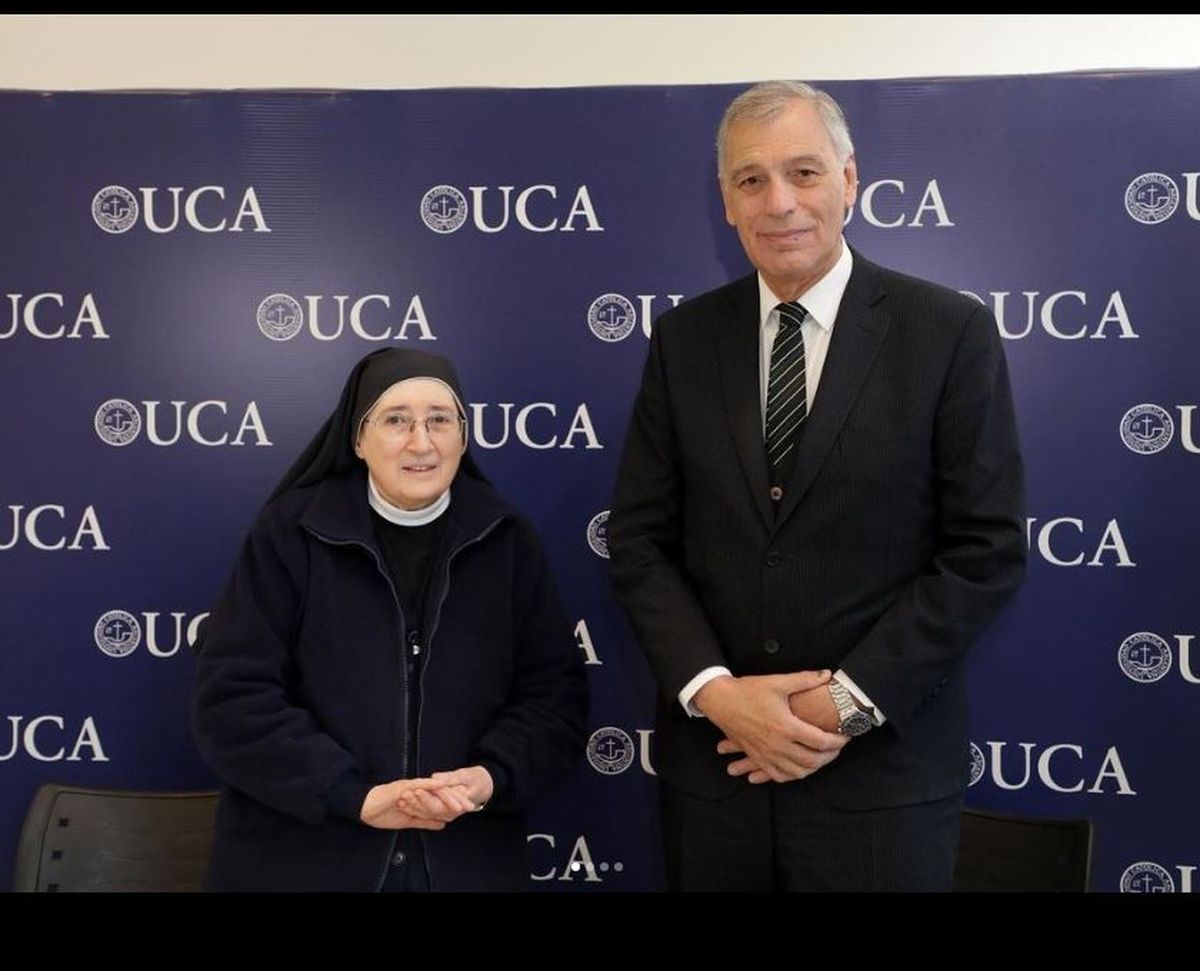 La hermana Ángela Romero y el rector de la UCA, Miguel Ángel Schiavone.
