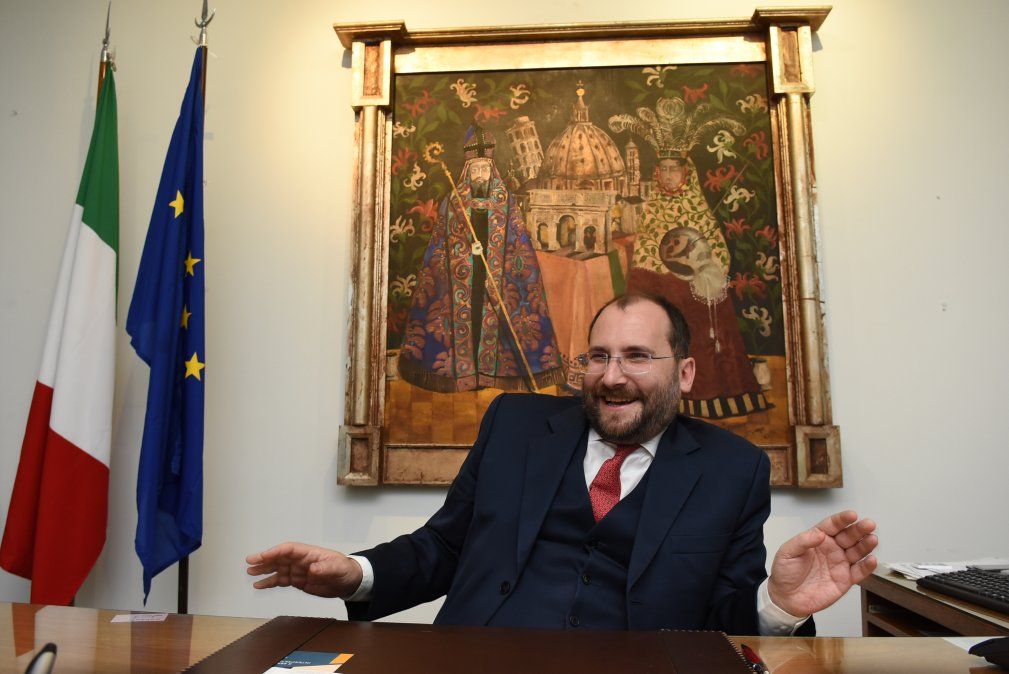 El consulado no tiene que ser una fábrica de pasaportes y el cónsul una figura lejana