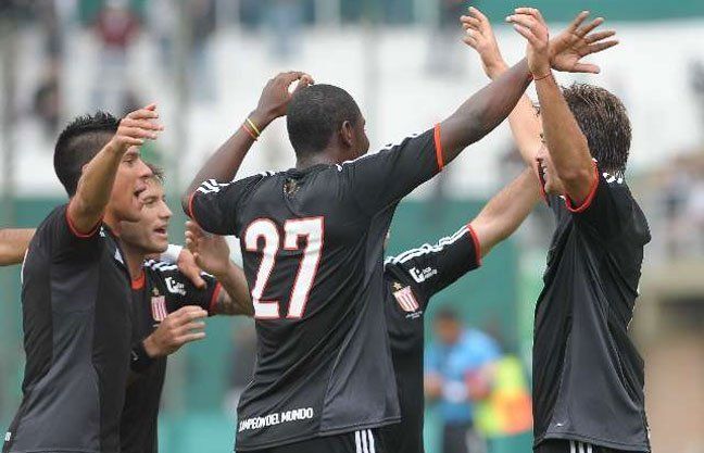 Estudiantes paseó a Banfield que sufre con el promedio