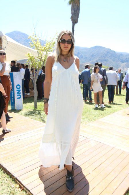 Súper canchera, Luchi Vila se sumó a la tendencia boho con un maxi- vestido blanco.