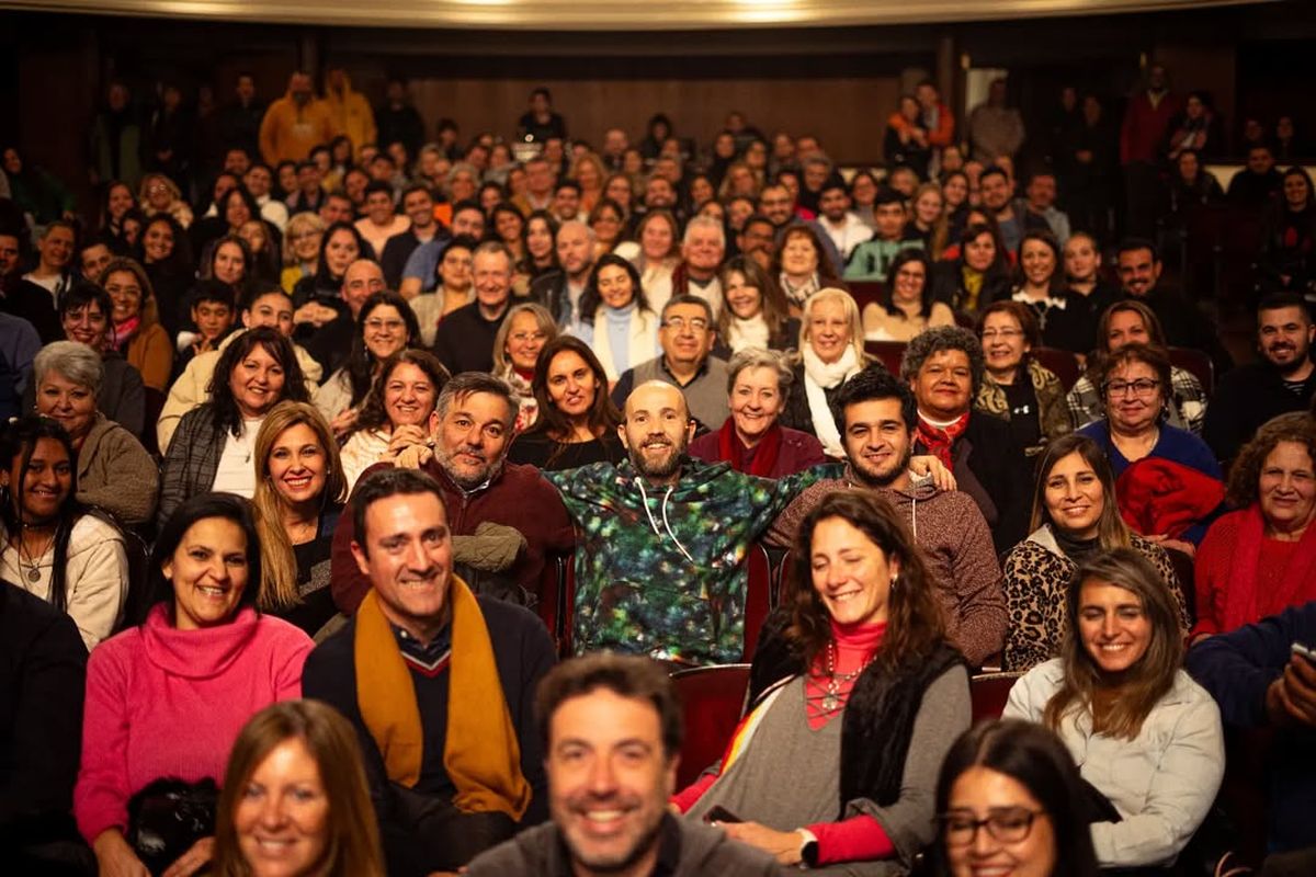 Al finalizar cada función, el actor se acerca al público para agradecerle y sacarse fotos que luego sube a sus redes. Al finalizar cada función, el actor se acerca al público para agradecerle y sacarse fotos que luego sube a sus redes.