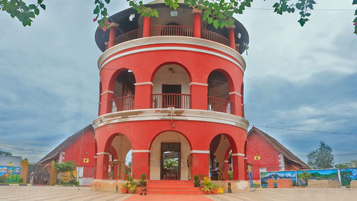 La Cárcel Central de Poojapura de India, donde estuvo detenido KP Jayanandan, de la que logró escapar con otros internos. La Cárcel Central de Poojapura de India, donde estuvo detenido KP Jayanandan, de la que logró escapar con otros internos.